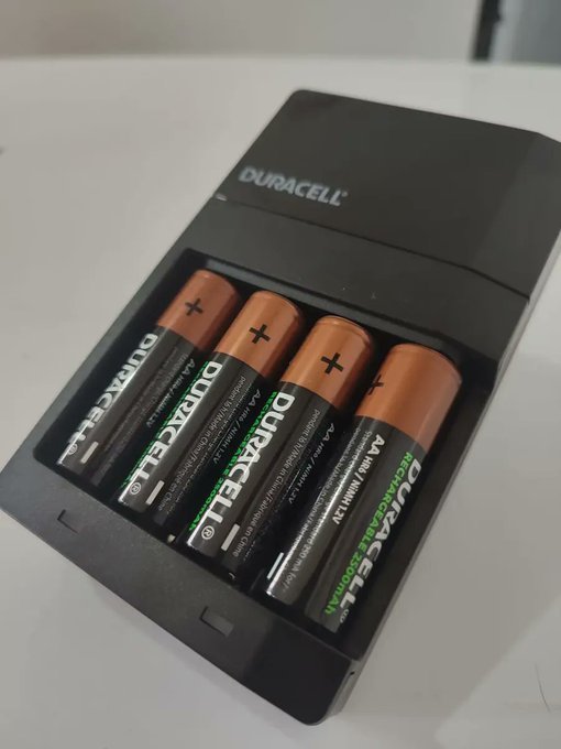 Kit Duracell Carregador de Pilhas + 4 Pilhas AA Recarregáveis