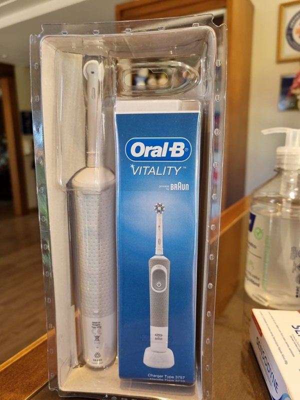 Escova Elétrica Oral-B PRO Series c/ temporizador + 1 refis