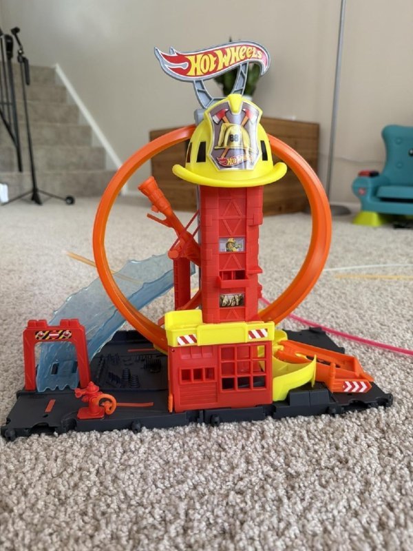 Kit Pista Hot Wheels Super Corpo de Bombeiros com Elevador 4 Anos ou Mais