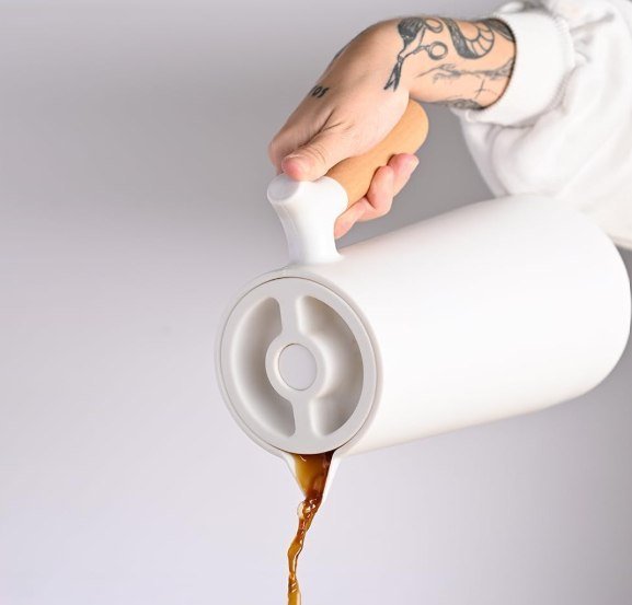GARRAFA DE CAFÉ MINIMALISTA - WOLFF Garrafa Térmica de Plástico com Cabo de Madeira Nórdica 1L Branca