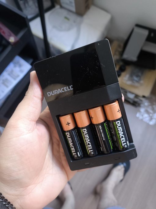Carregador Duracell de Pilhas Recarregáveis AA e AAA Com 4 Pilhas AA + Frete Grátis