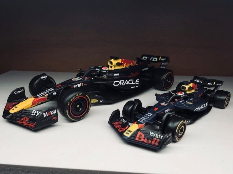 F1 Red Bull RB21 Max Verstappen 2025 1:43 Acrílico e Piloto