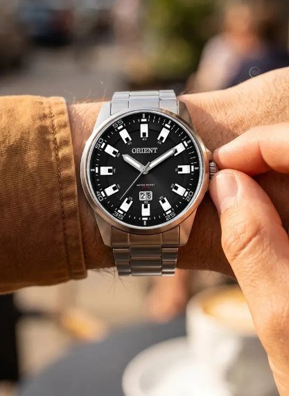 Relógio Masculino Orient Prateado Quartzo Analógico Fundo Preto Prova D'água 100M