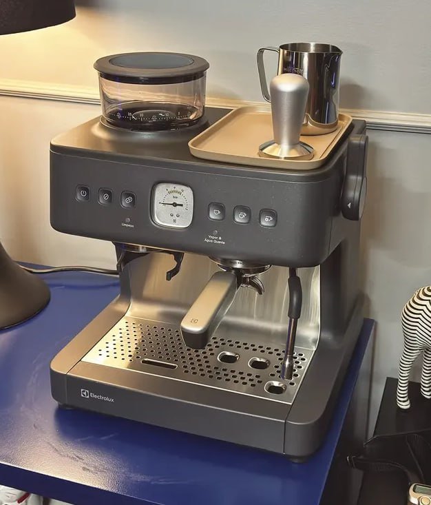 Cafeteira Espresso Latte Electrolux com Moedor de Grãos Integrado