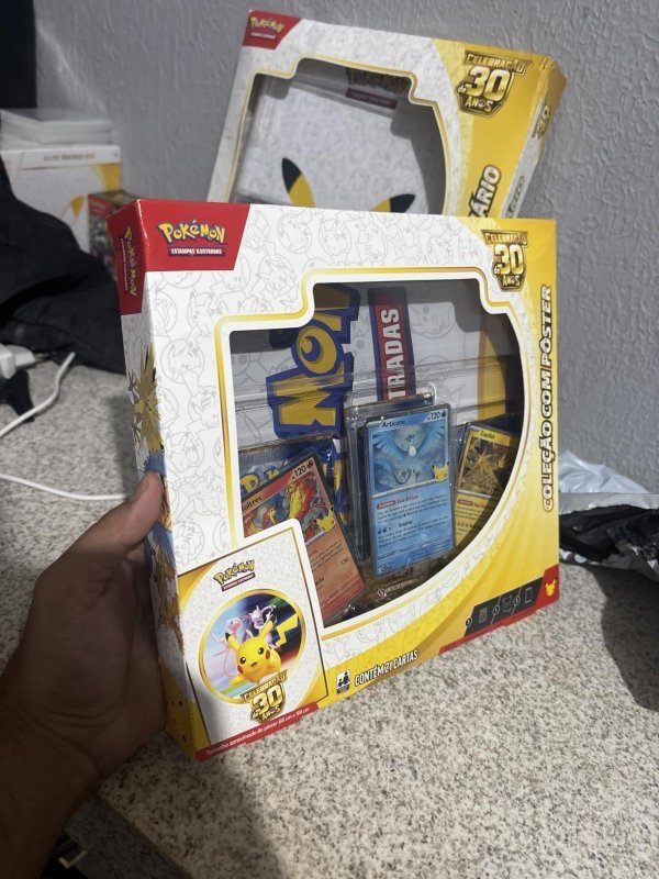 BOX DE 30 ANOS POKÉMON COM PÔSTER