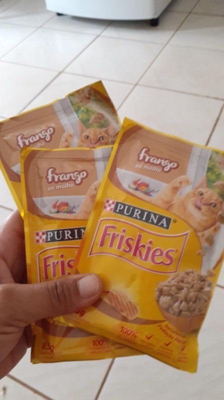 Pack Nestlé Purina Friskies Ração Para Gatos Adultos Frango Ao Molho Com 15 Sachês 85g